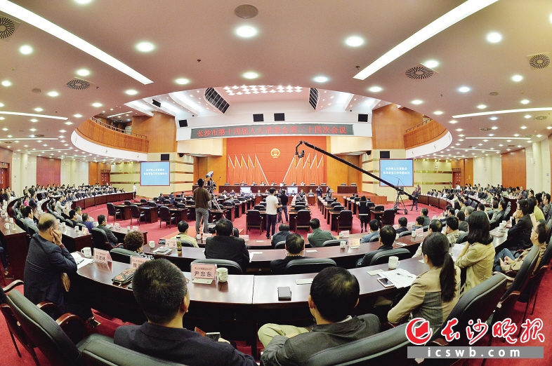 　　昨日上午，市十四届人大常委会第二十四次会议召开第二次全体会议，会议围绕全市食品安全工作情况开展专题询问。　　长沙晚报记者 邹麟 摄