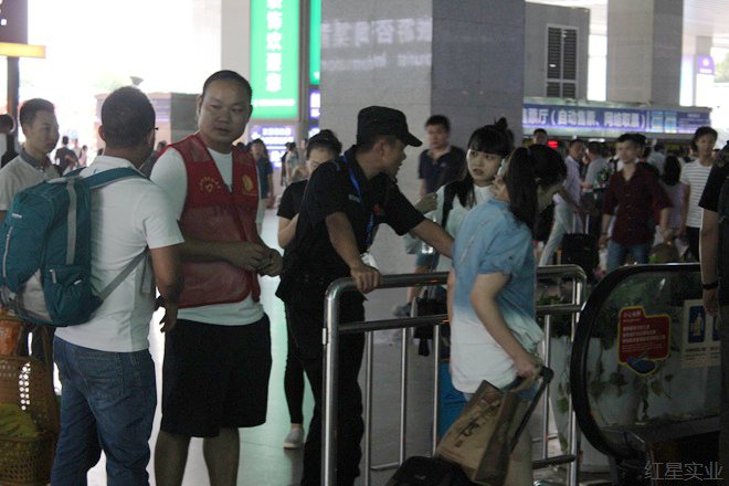 红星志愿者“亮相”高铁长沙站08.jpg
