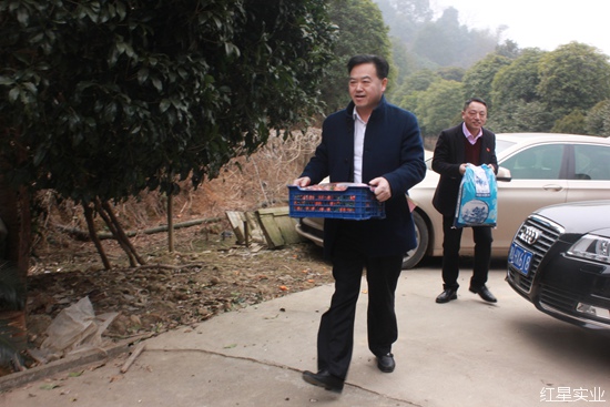 白竹村里走亲戚 红星帮扶暖人心2.jpg